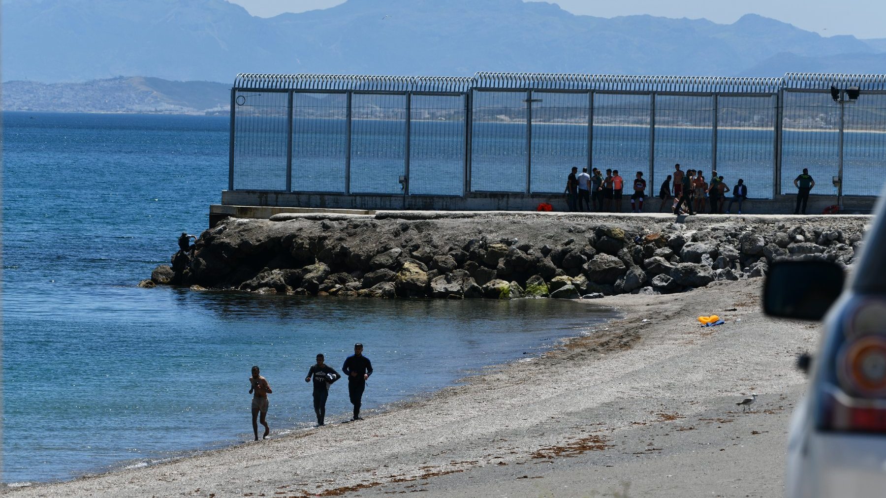 Un grupo de migrantes marroquíes trata de entrar a Ceuta de forma irregular (ANTONIO SEMPERE / EUROPA PRESS). (1)