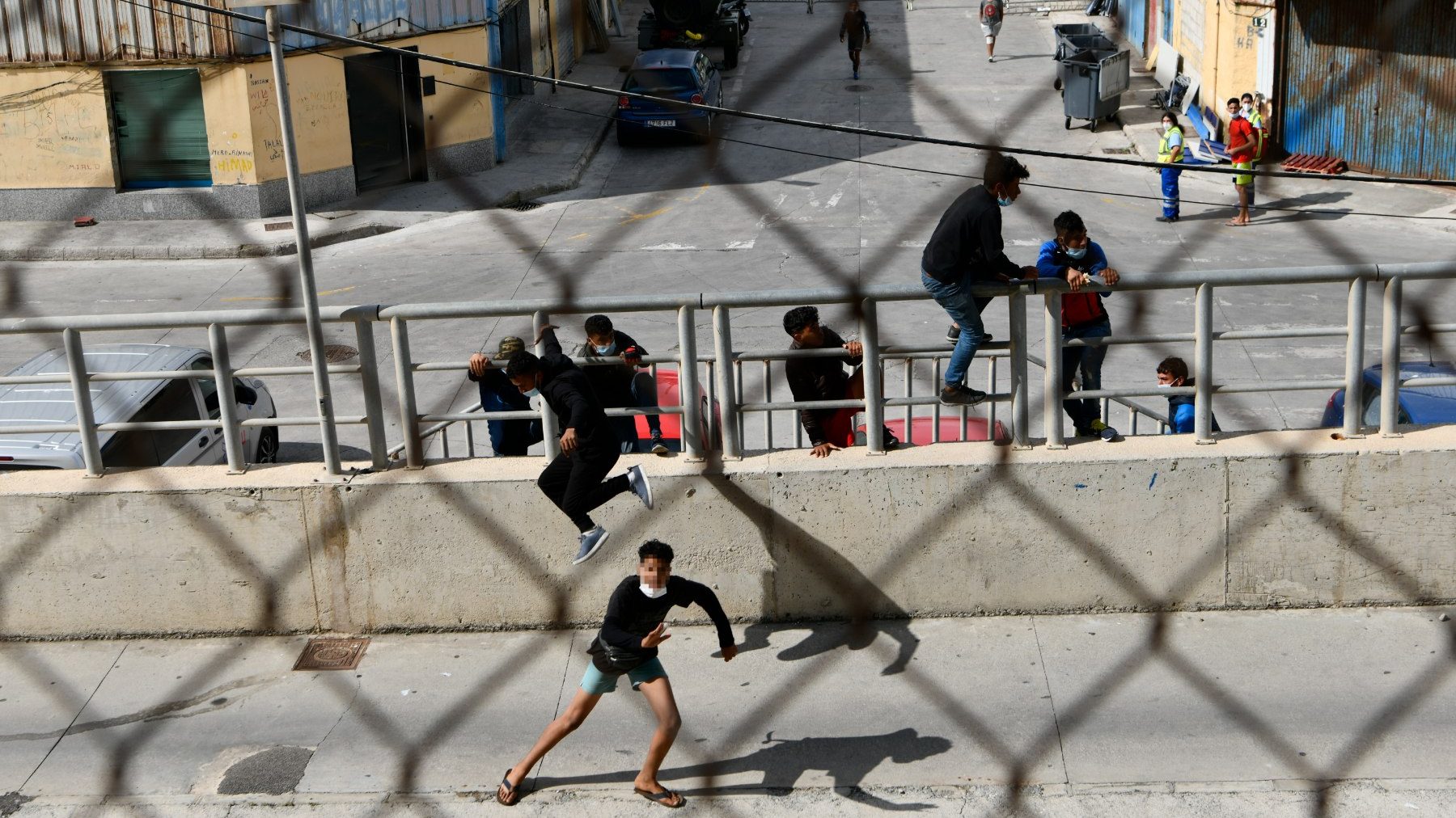 Varios menores escapándose este verano de las naves del Tarajal, en Ceuta (ANTONIO SEMPERE / EUROPA PRESS). (1)