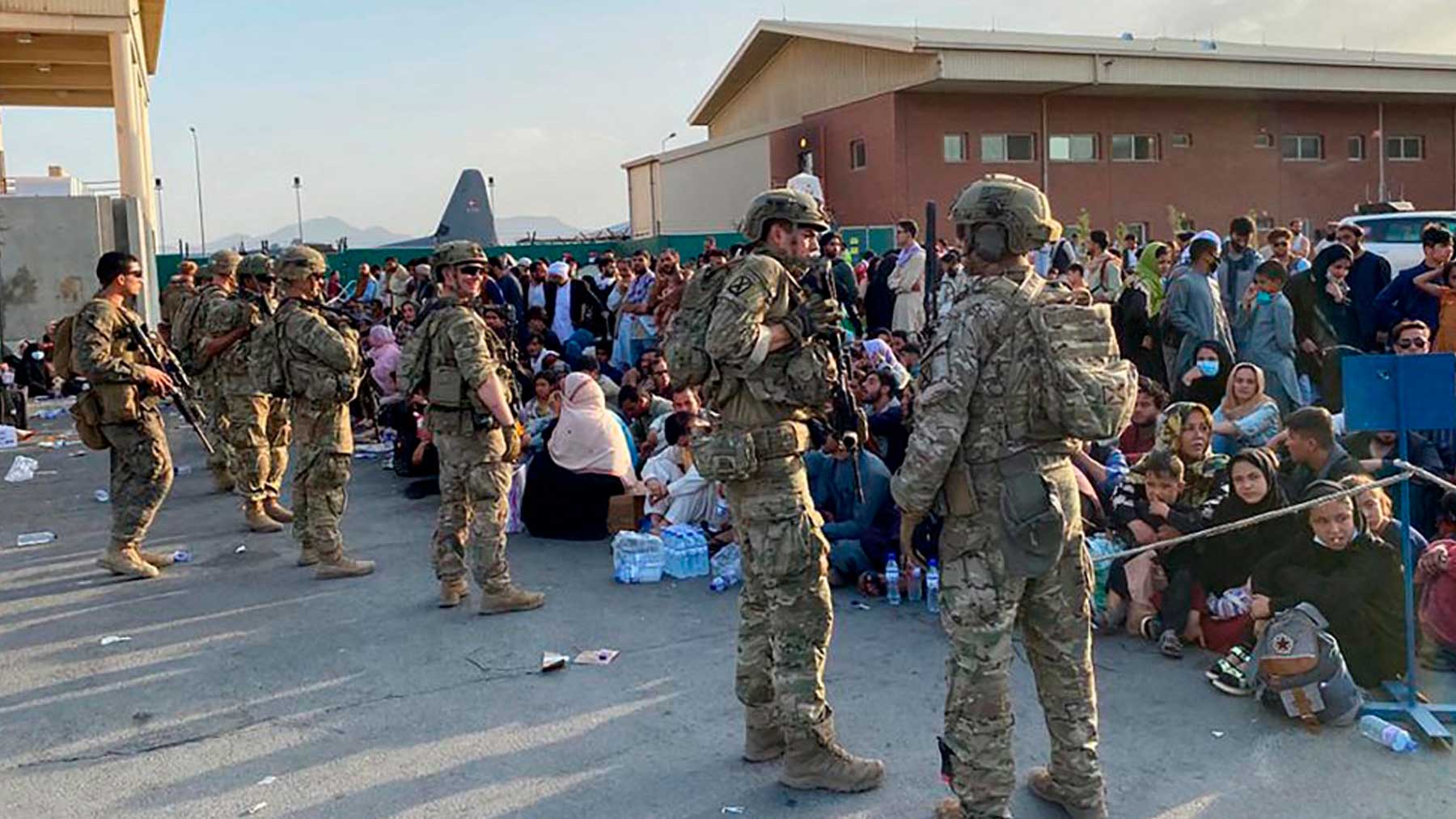 Decenas de afganos esperan a embarcar en el aeropuerto de Kabul, en Afganistán. Foto: AFP