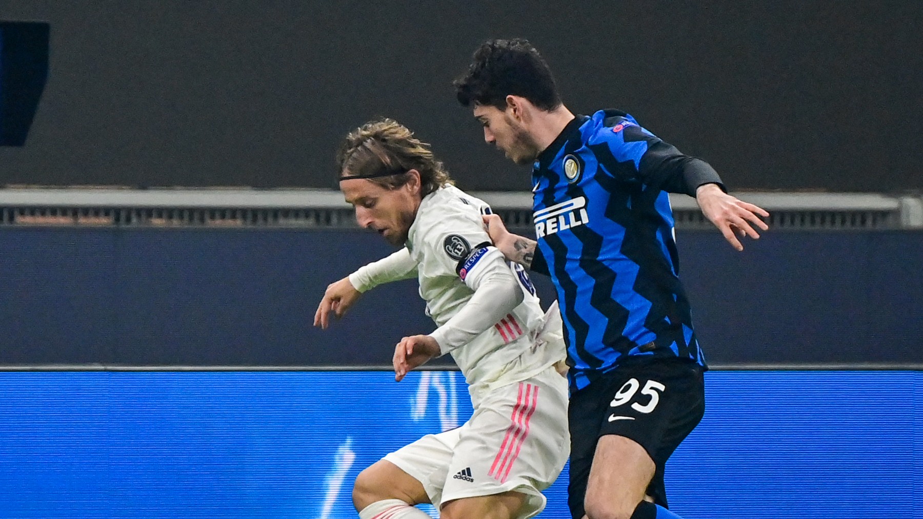 Modric controla un balón ante el Inter de Milán. (AFP)