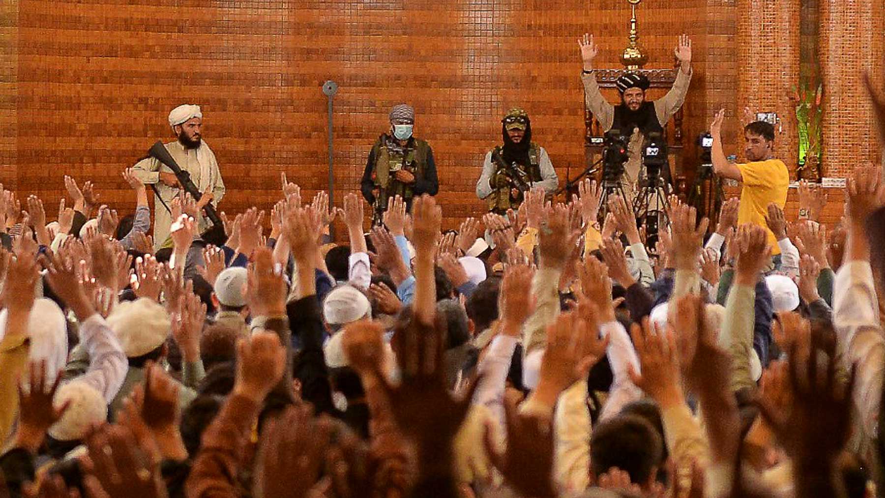 Un grupo de talibanes armados en una mezquita de Kabul, Afganistán, durante el primer rezo del viernes después de tomar el control de la ciudad. Foto: AFP