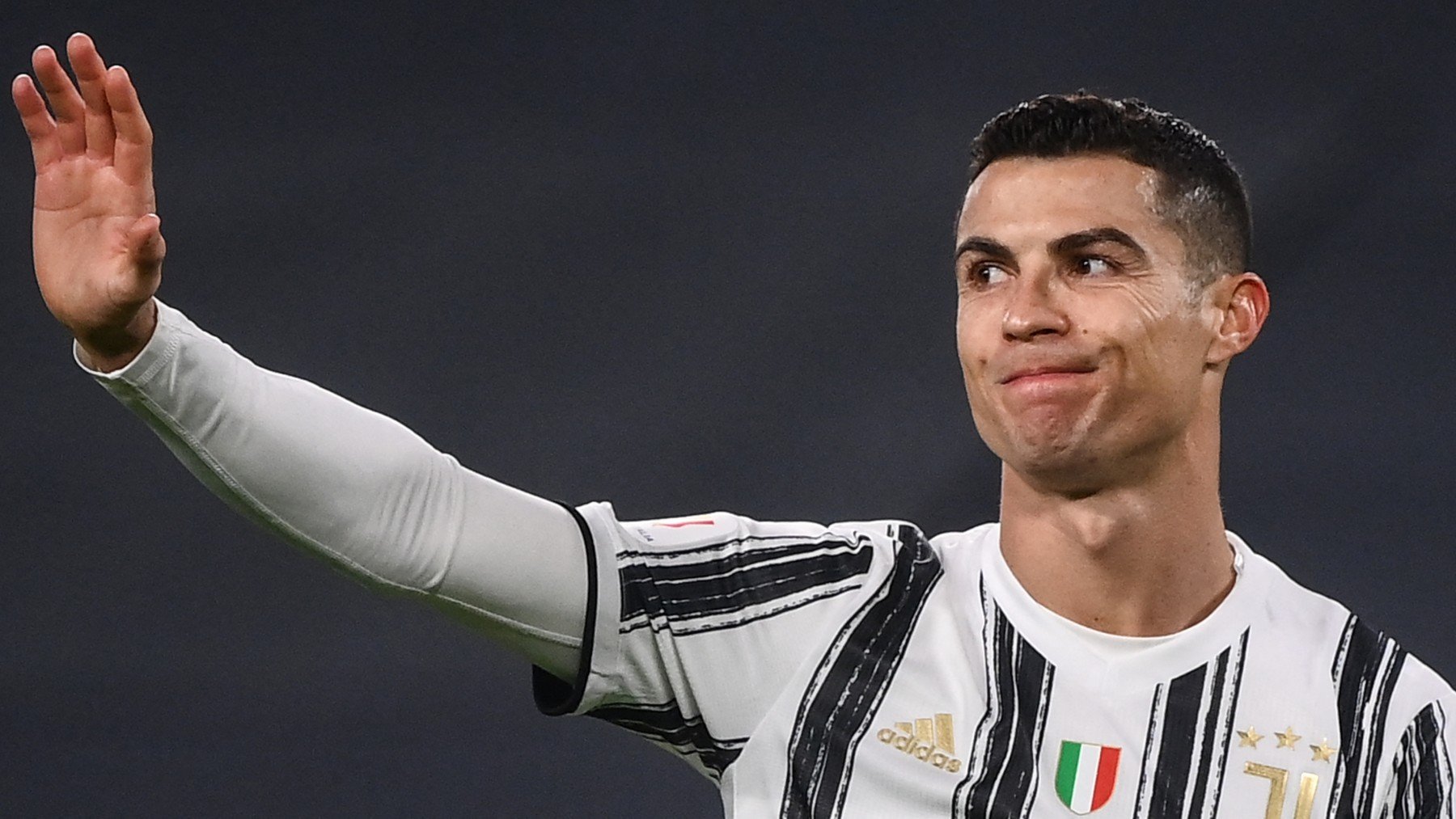 Cristiano Ronaldo saluda en un partido con la Juventus. (AFP)