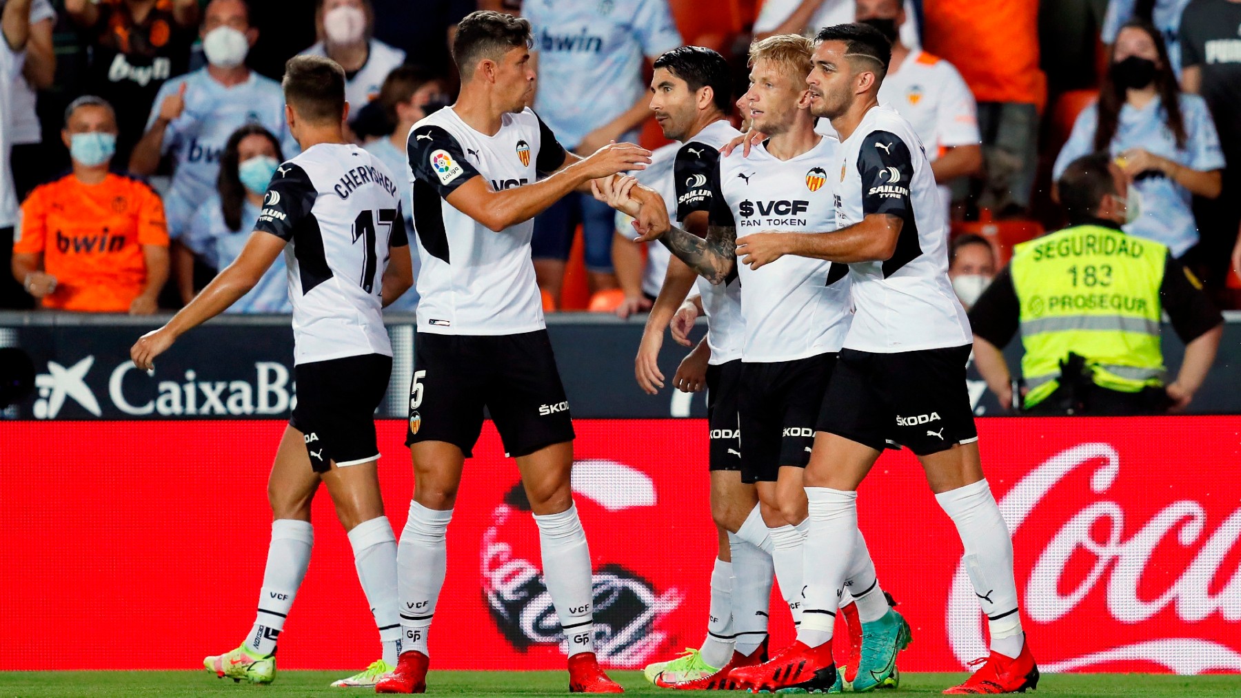 Los jugadores del Valencia celebran el tanto de Wass. (EFE)