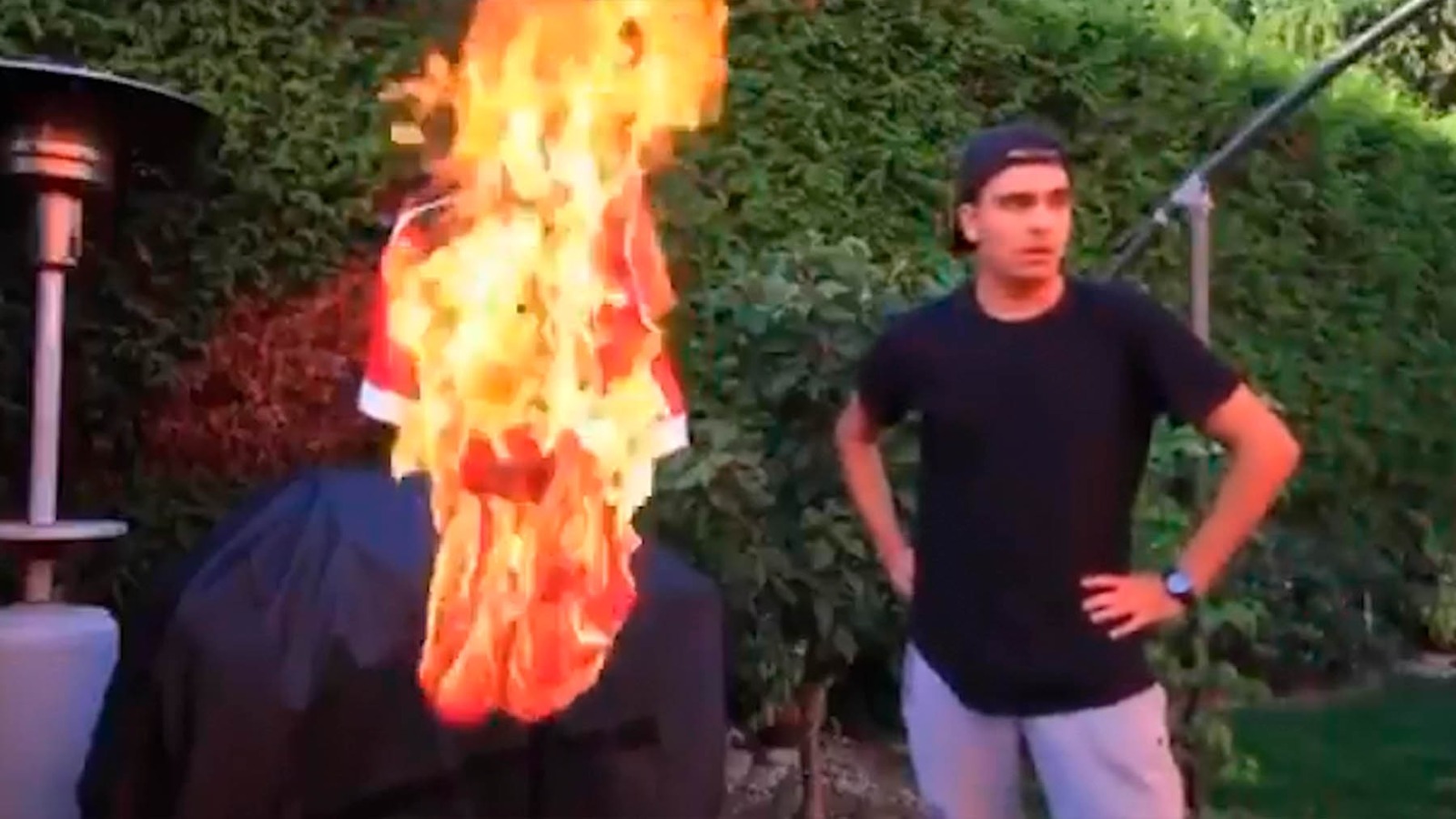 Surrealista: quema la camiseta de Cristiano cuando suena para el City…y acaba fichando por el United.