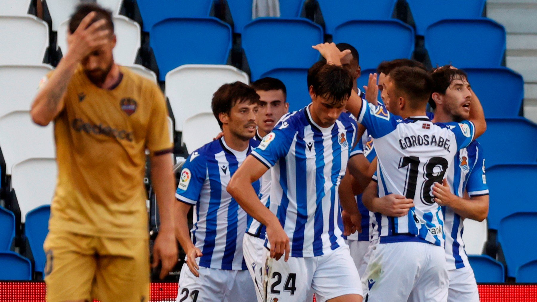 La Real Sociedad celebra un gol ante el Levante. (EFE)