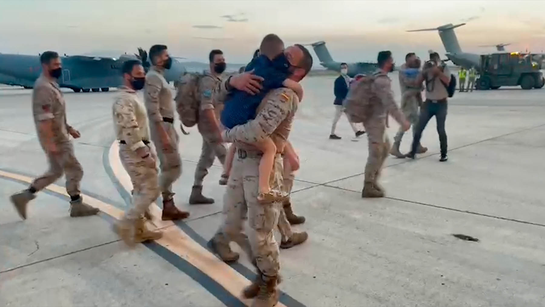 Militar español se abraza con su hijo tras volver de Afganistán