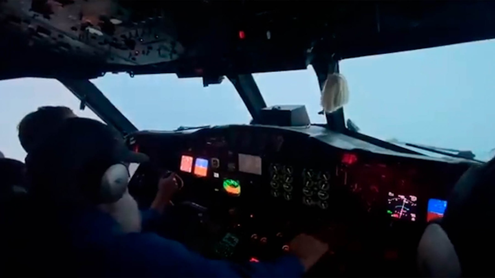 Un avión de investigación se adentra en el ojo del huracán Ida.
