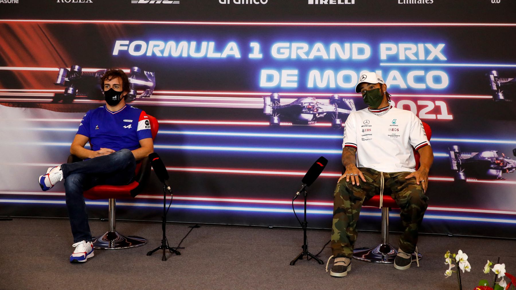 Fernando Alonso y Lewis Hamilton en rueda de prensa. (AFP)