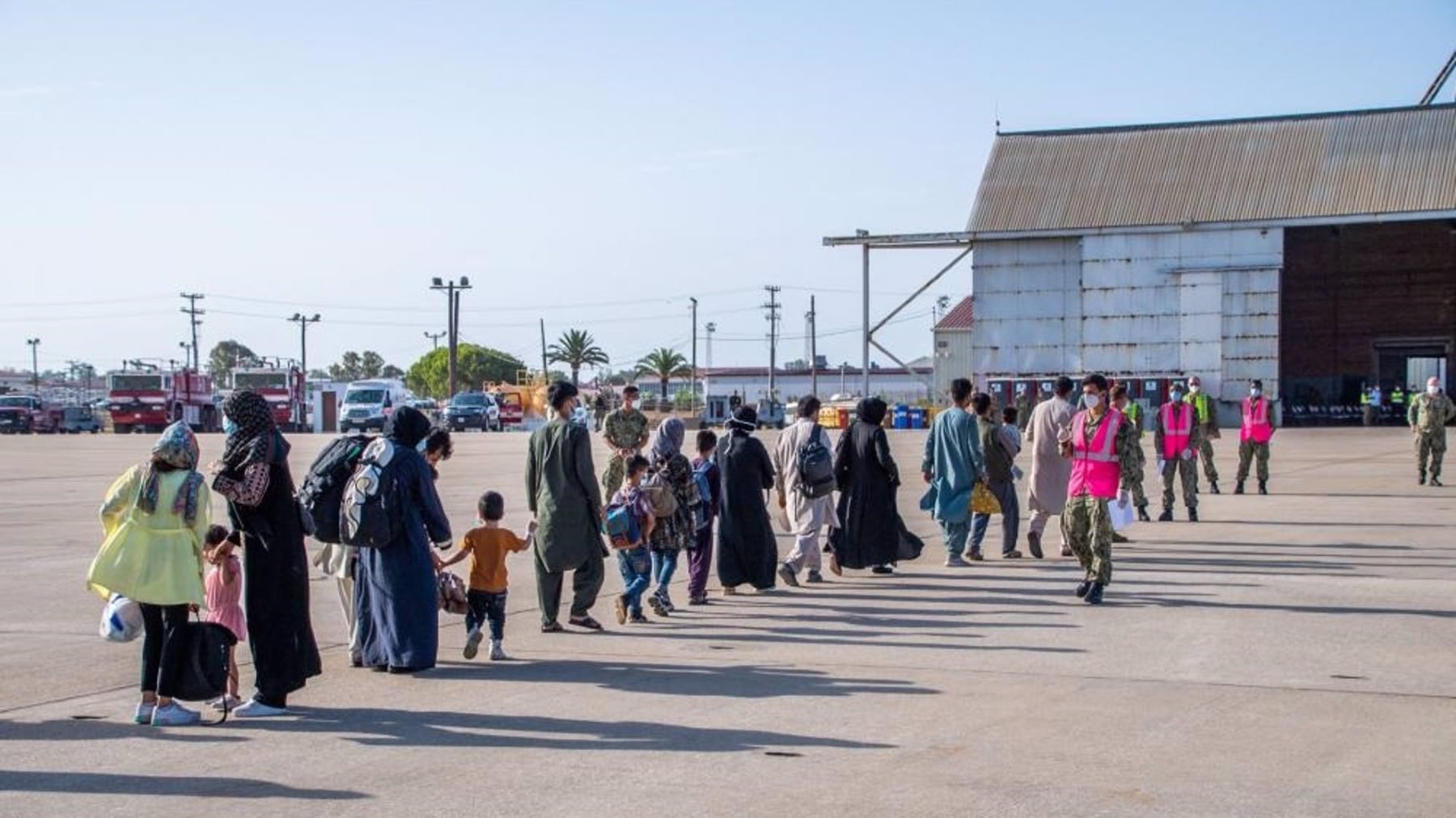 Un grupo de refugiados afganos llegan a la base de Rota en un avión militar estadounidense (U.S. NAVY).
