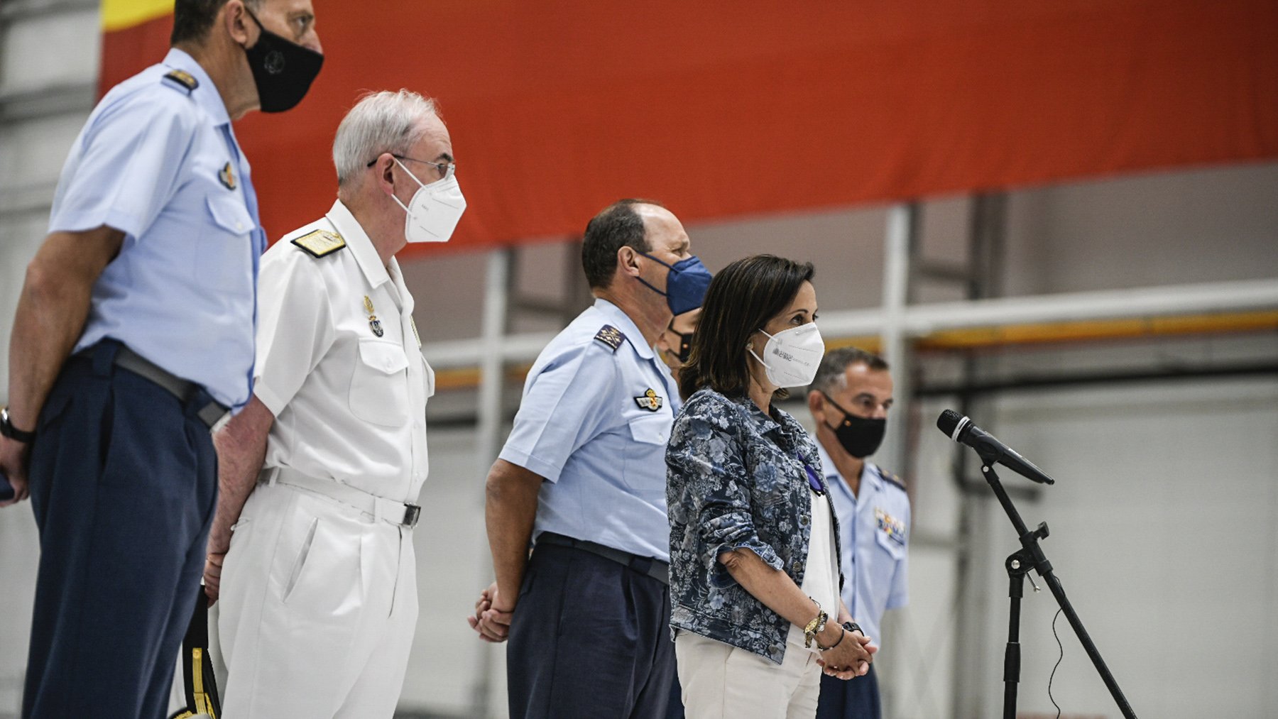 La ministra de Defensa, Margarita Robles, durante el recibimiento a los últimos militares procedentes de Afganistán.