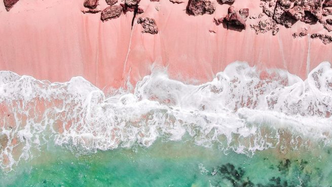 Playas de arena rosa