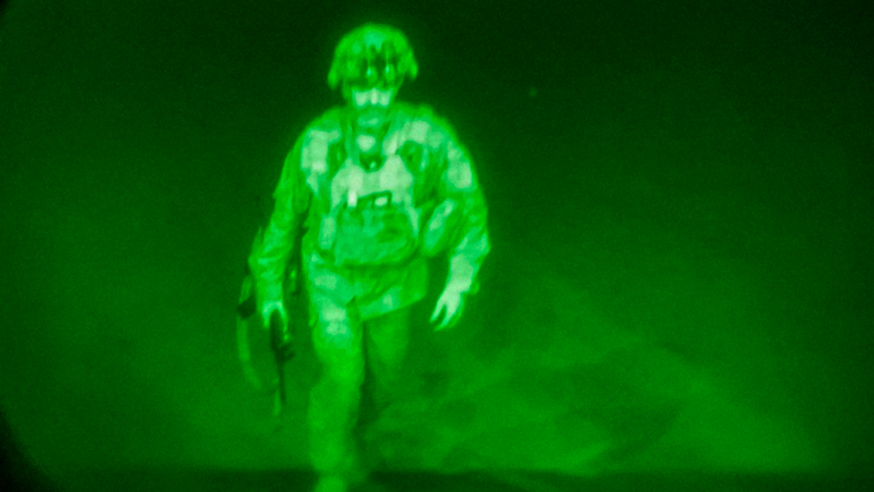El general Donahue embarcando en el último avión norteamericano de la evacuación de Afganistán.