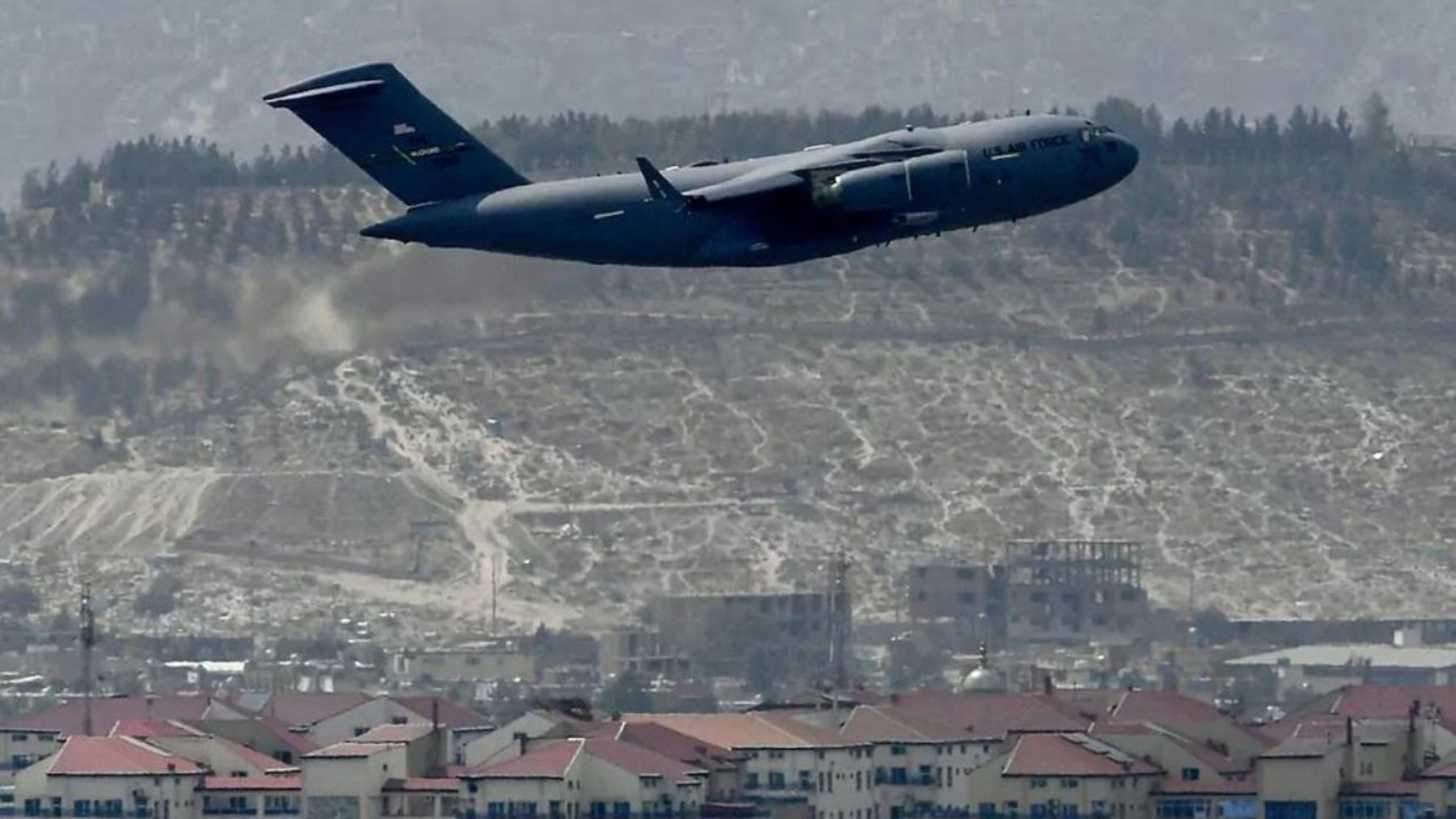 Un avión de EEUU despega del aeropuerto de Kabul.