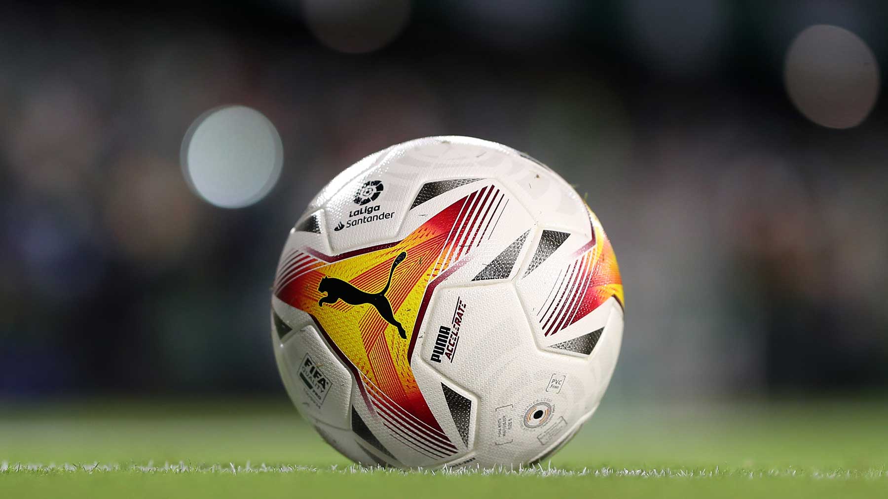 Balón de la Liga Santander para la temporada 21/22 (AFP)