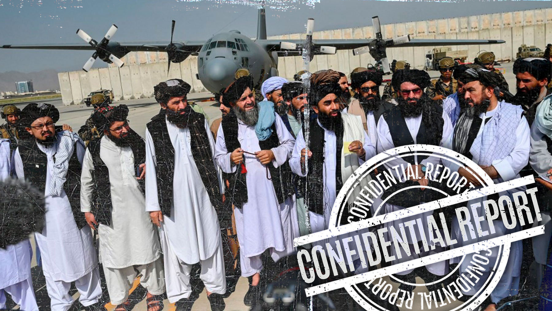 El portavoz talibán, Zabihulá Muyahid, con un grupo de talibanes en el aeropuerto de Kabul tras abandonarlo EEUU. Foto: AFP