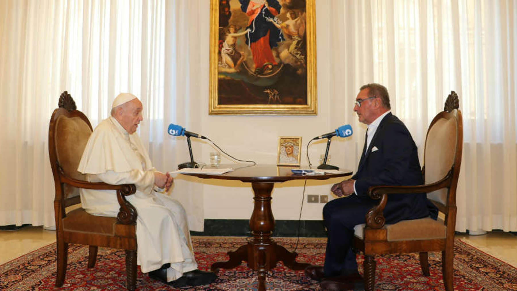 El Papa Francisco con Carlos Herrera durante su entrevista en el Vaticano.