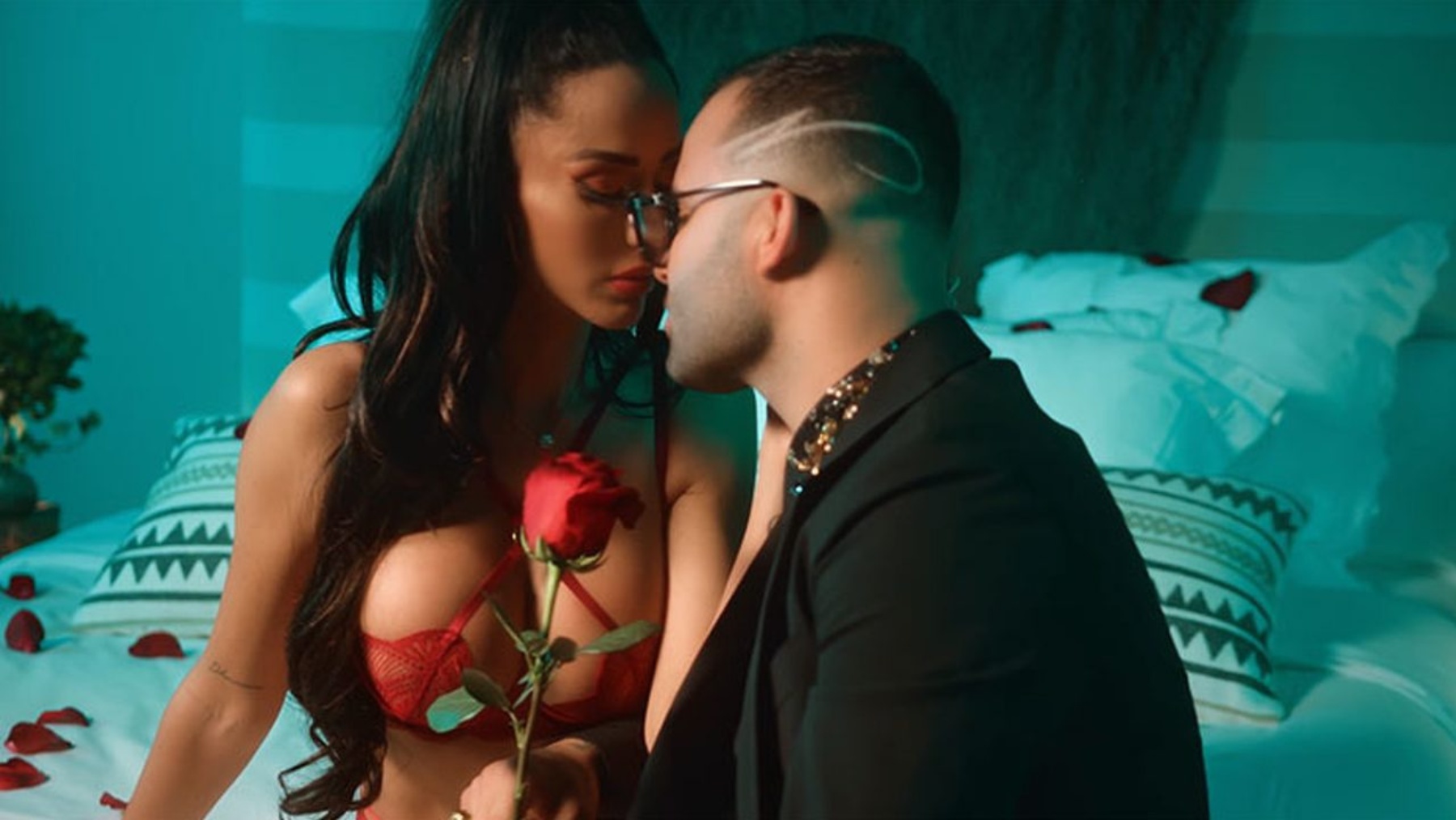 Aurah Ruiz y Jesé en un videoclip