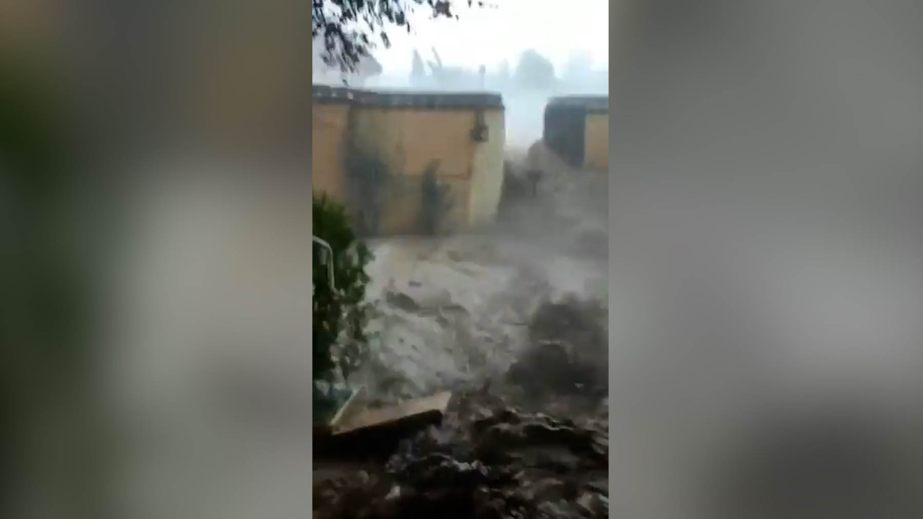 El momento en el que el agua entra arrasando en la casa de un vecino de Alcanar.