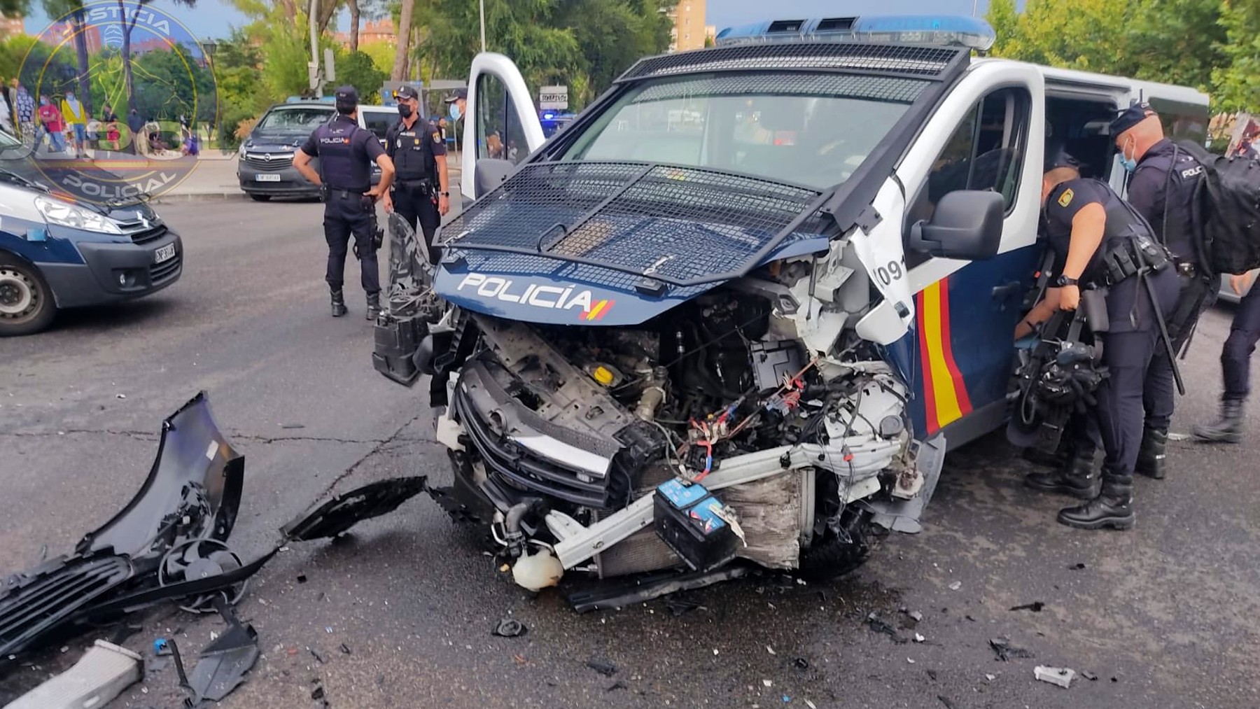 Un coche de la Policía Nacional destrozado tras un accidente.