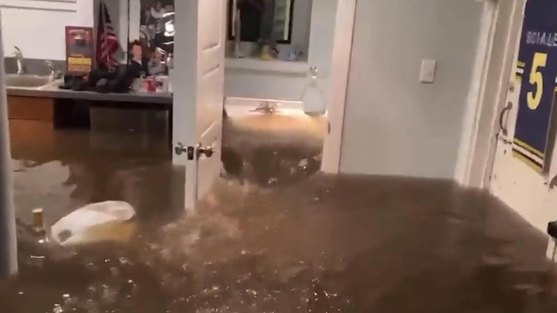 Un lavabo escupiendo agua e inundando un apartamento en Nueva York.