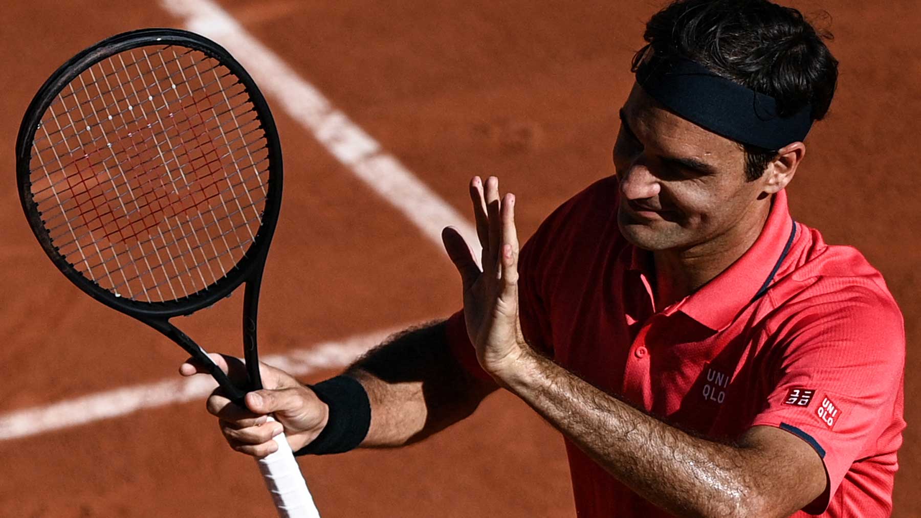 Roger Federer, tras ganar un partido en Roland Garros 2021 (AFP)