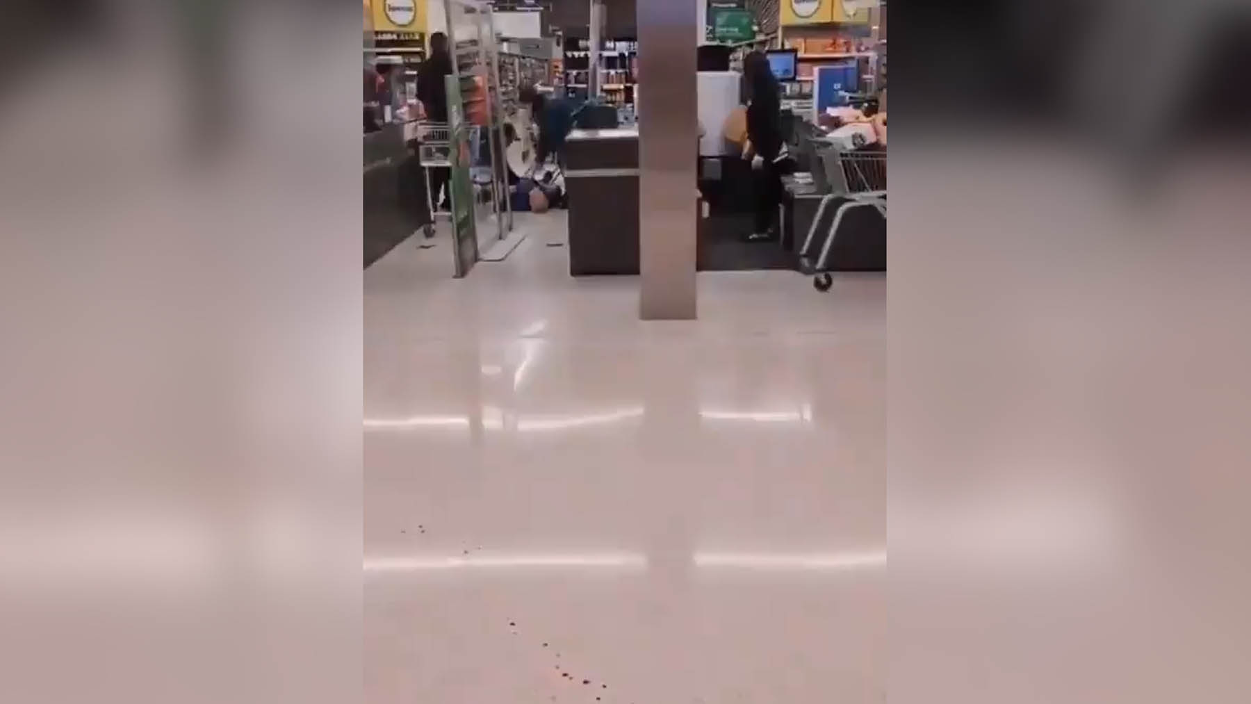Un video muestra a un señor en el suelo, presumiblemente después de ser apuñalado, antes de que se oigan los disparos con los que la policía abate al terrorista.