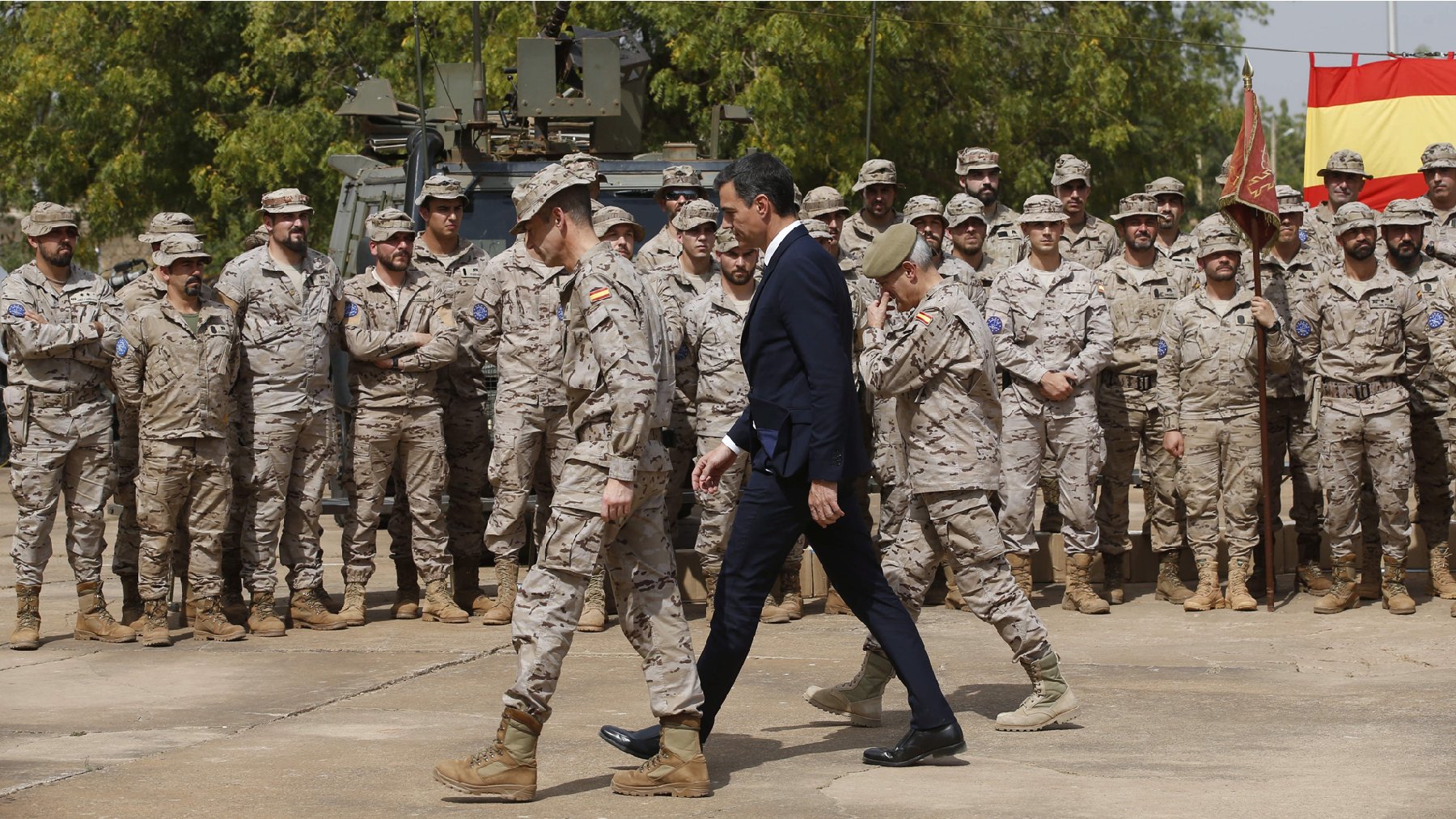 Pedro Sánchez en una visita a tropas españolas. (Foto: EFE)