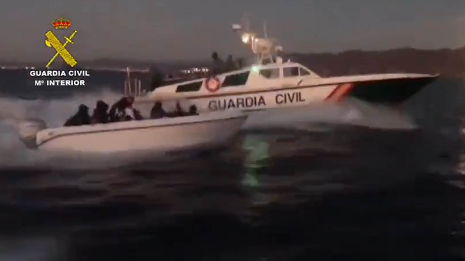 Una nueva oleada de inmigrantes acecha las costas andaluzas y culmina con una espectacular persecución.