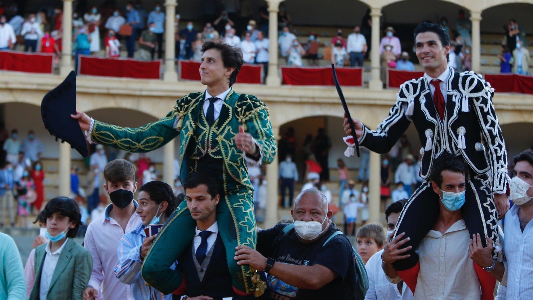 Los diestros Andrés Roca Rey y Pablo Aguado salen a hombros tras la corrida Goyesca.