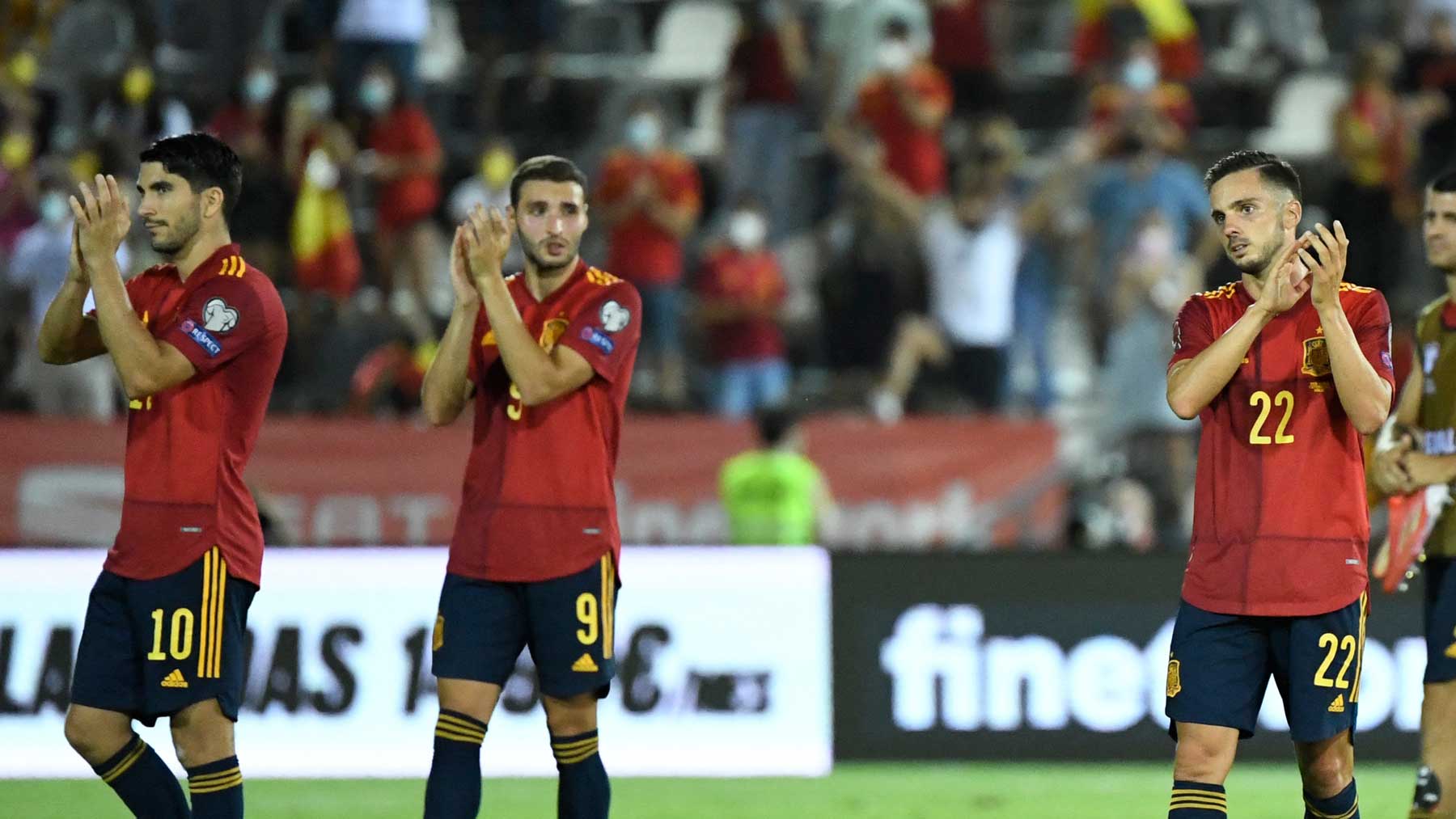 Los jugadores de la selección aplauden tras la victoria a Georgia (AFP)