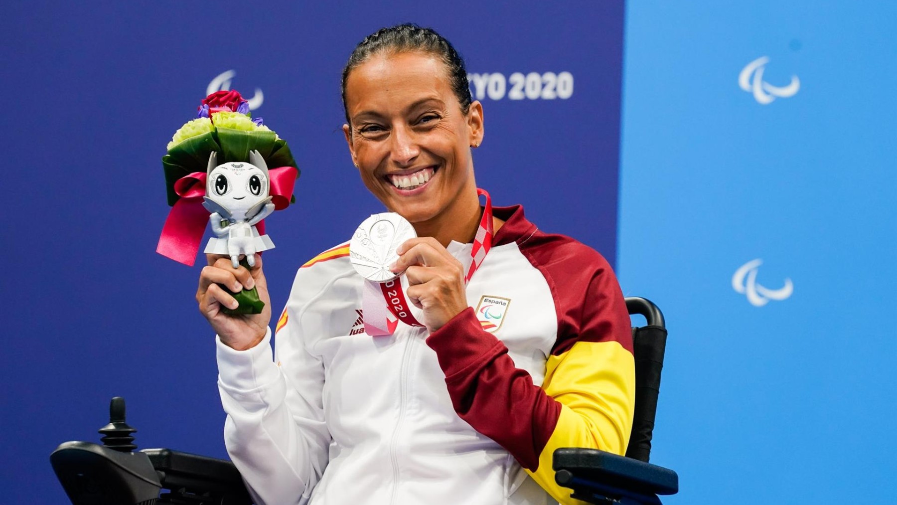 Teresa Perales posa con su medalla en los Juegos Paralímpicos de Tokio.  (Europa Press)