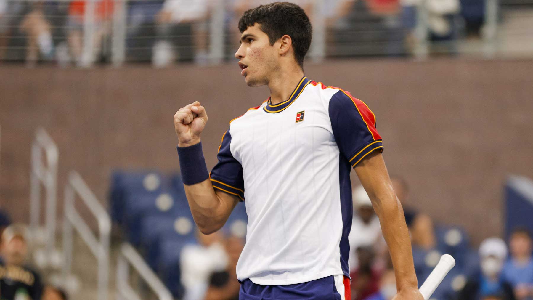 Carlos Alcaraz durante el partido de octavos de final en el US Open (AFP)