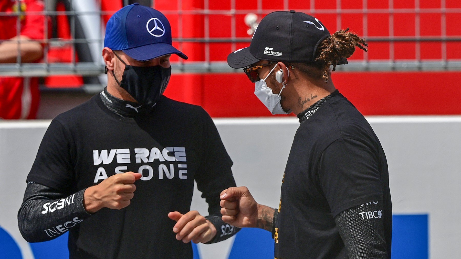 Valtteri Bottas y Lewis Hamilton antes de un Gran Premio de Fórmula 1.