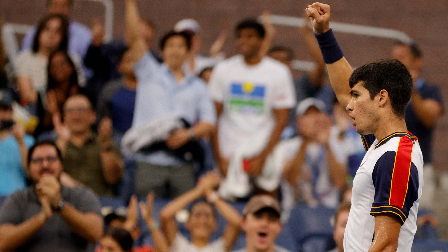 Carlos Alcaraz celebra el pase a cuartos del US Open de tenis. (AFP)