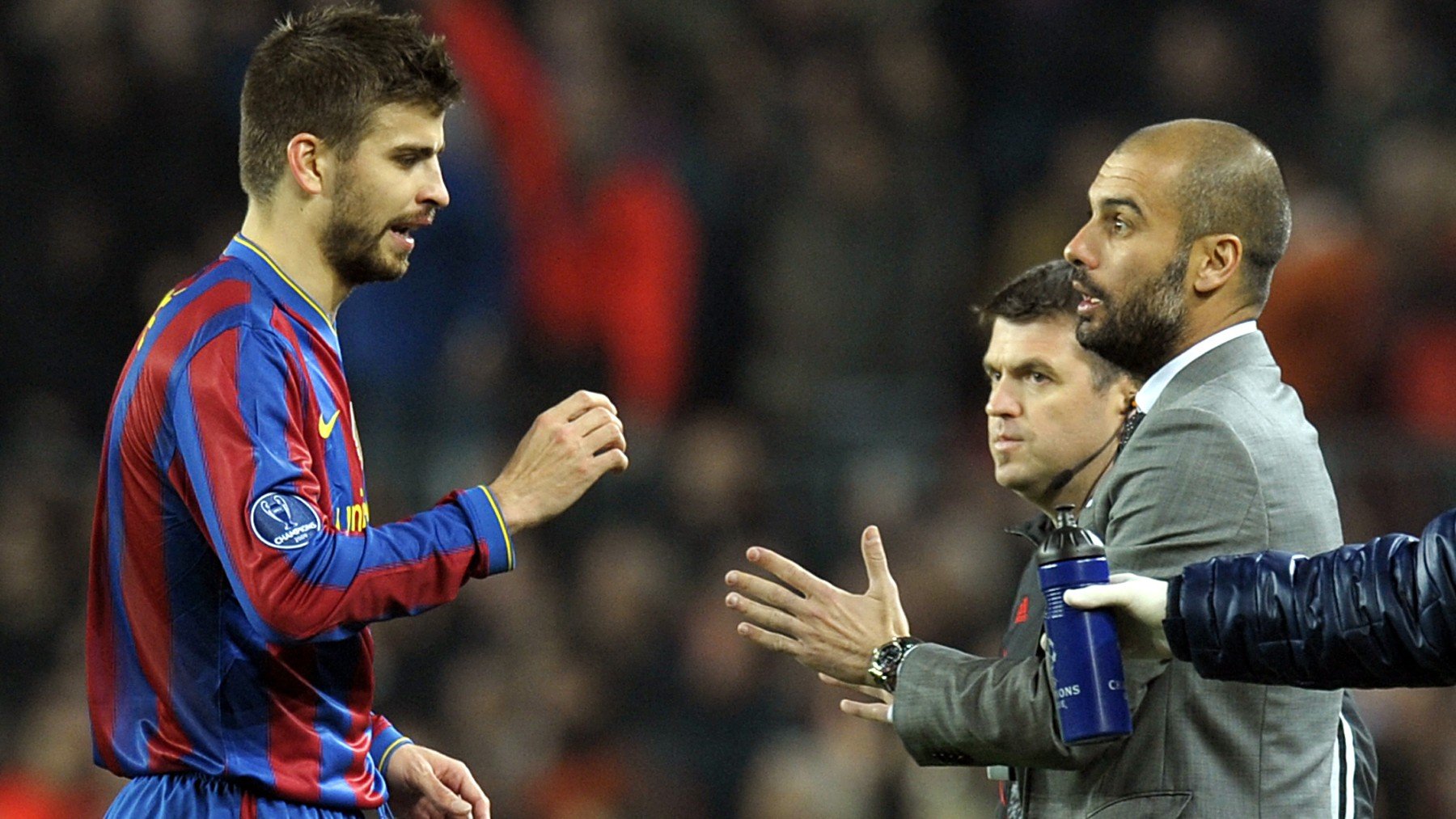 Piqué y Guardiola durante un partido con el Barcelona. (AFP)