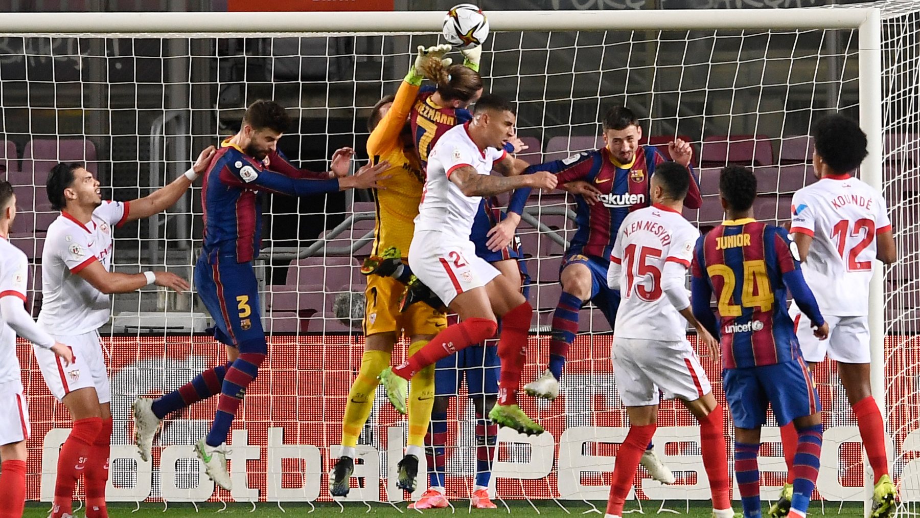 Vaclik despeja un balón durante un Barcelona – Sevilla de la pasada temporada. (AFP)