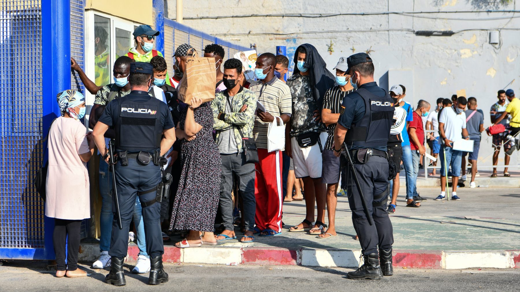 Inmigrantes ilegales guardan cola para solicitar asilo.