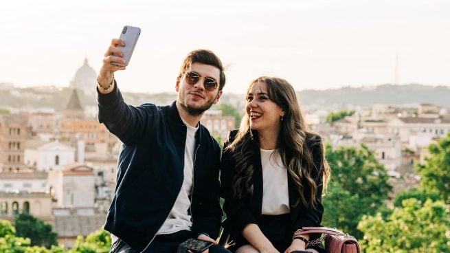 Advertencia de Sanidad: los selfies favorecen la propagación de los piojos