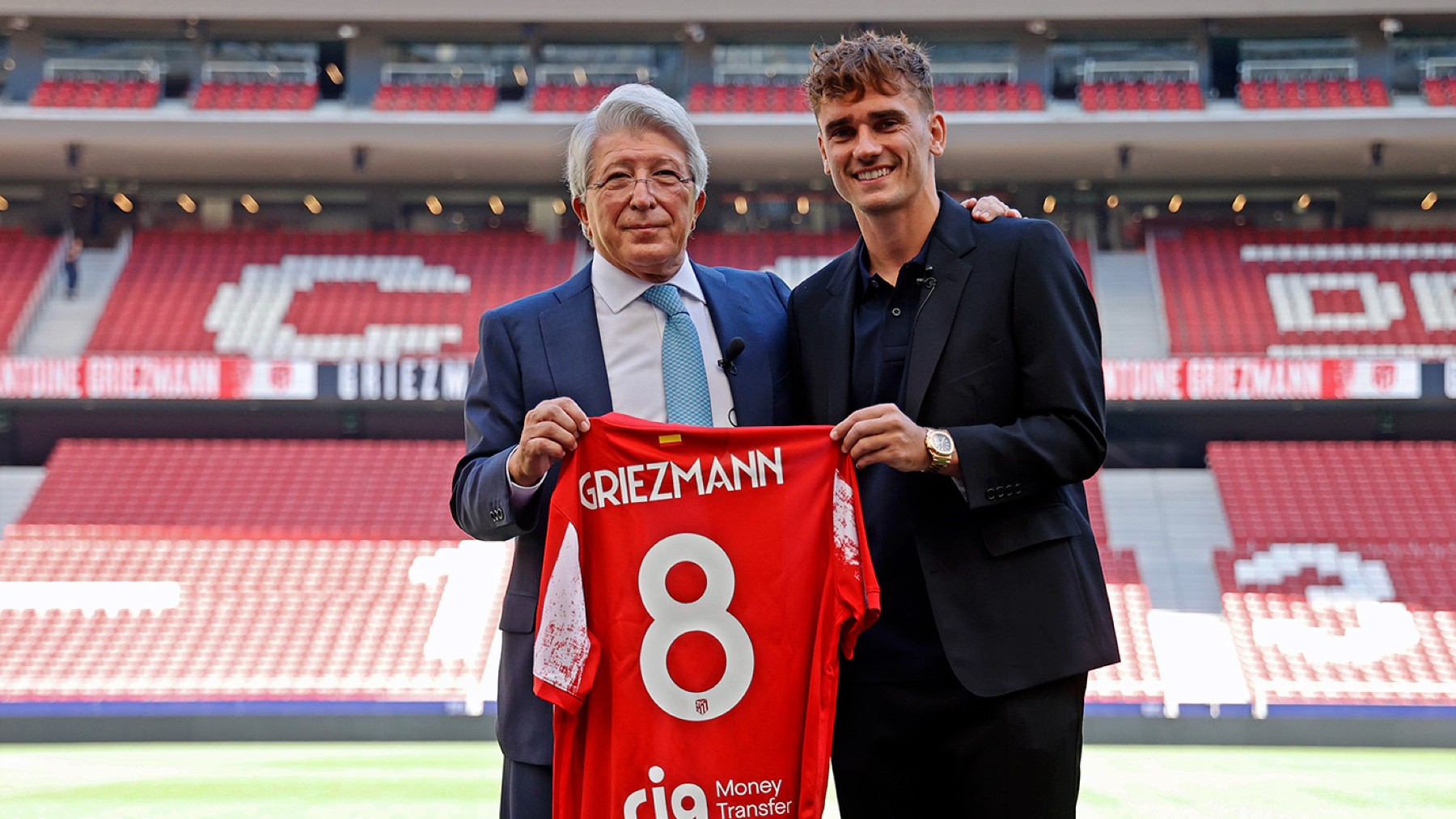 El hilo de los popuheads futboleros - Página 26 Antoine-griezmann-junto-a-enrique-cerezo-en-su-presentacion.-atletico-de-madrid