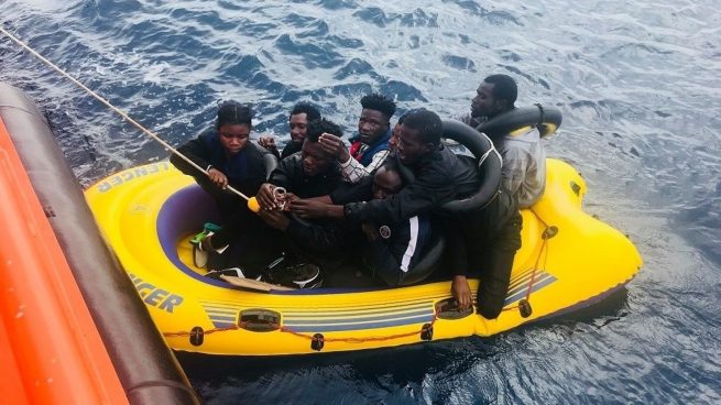 Una nueva patera con 40 inmigrantes llega a Cádiz: Ceuta sigue recibiendo ilegales a nado y en piragua