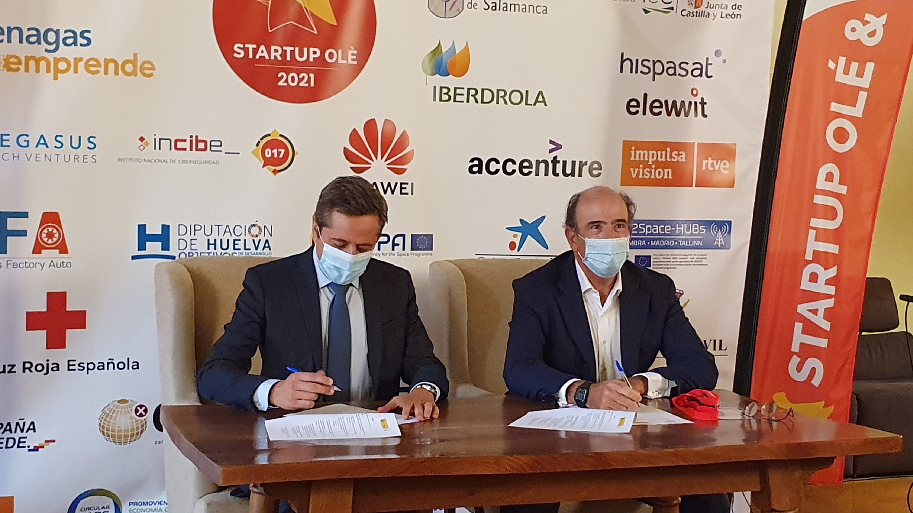 Firma del acuerdo entre Enisa y Enagás.