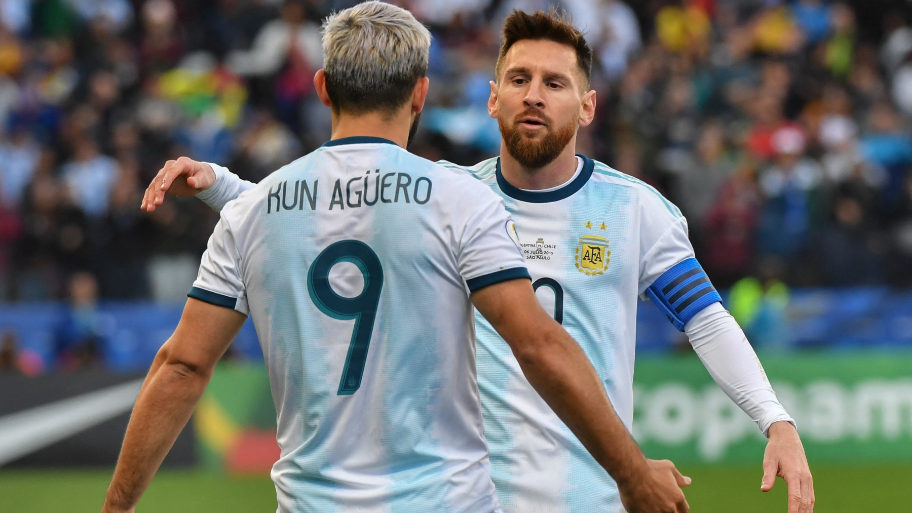 Kun Agüero y Leo Messi celebran un gol con Argentina. (AFP)