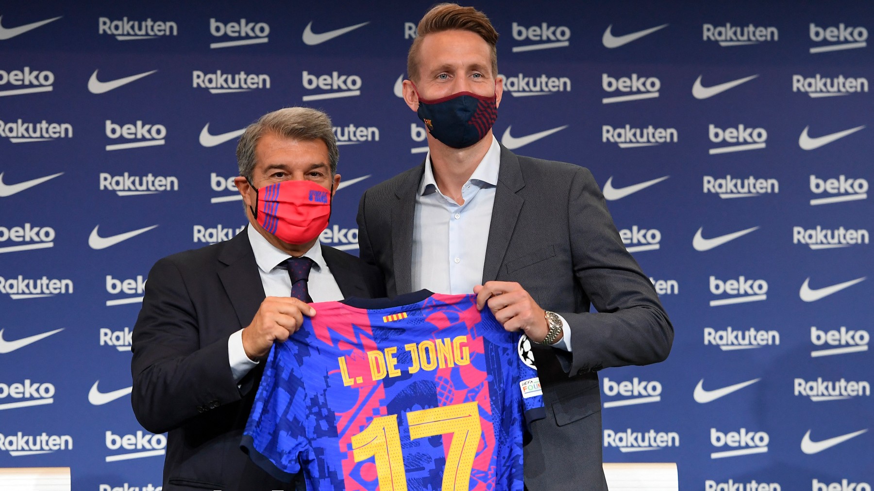 Joan Laporta durante la presentación de Luuk de Jong. (AFP)