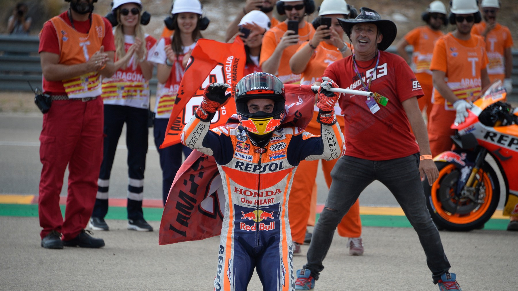 Marc Márquez celebra su victoria en el GP de Aragón 2019. (AFP)