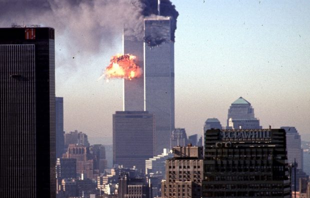 El momento en el que un segundo avión secuestrado se estrella contra la torre norte del World Trade Center. Foto: AFP