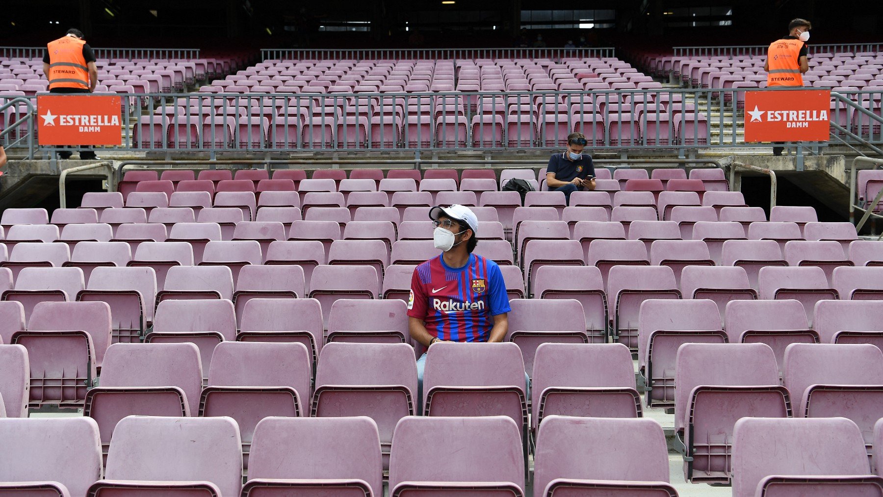Dos aficionados del Barcelona en el Camp Nou antes de un partido esta temporada. (AFP)