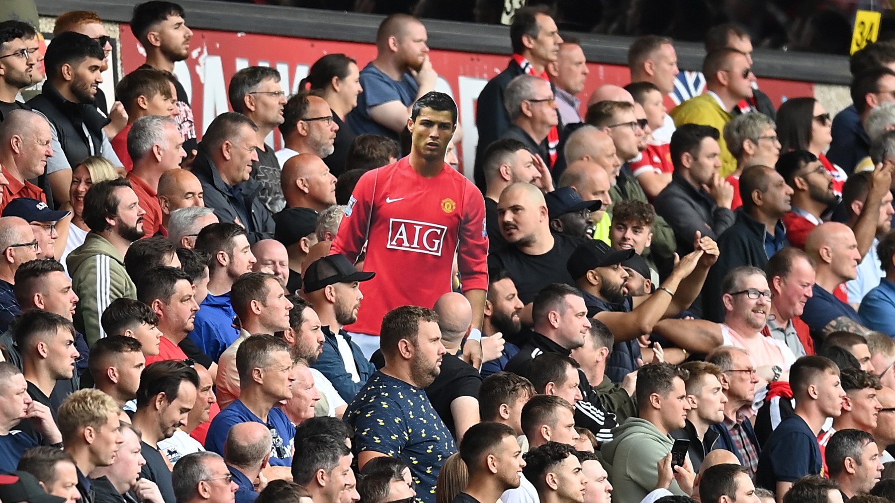 Los aficionados del United muestran una imagen de cartón de Cristiano Ronaldo. (Getty)