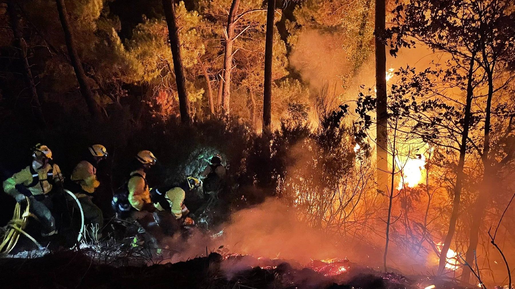 Bomberos participan en labores de extinción del incendio (@Plan_INFOCA).