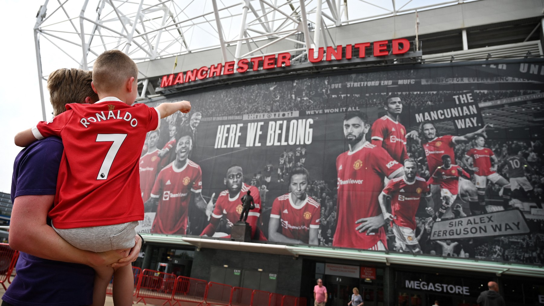 Un niño con la camiseta de Cristiano Ronaldo delante de Old Trafford. (AFP)
