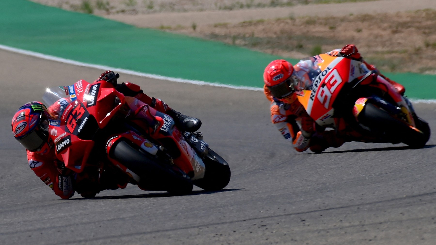 Pecco Bagnaia y Marc Márquez durante el GP de Aragón de MotoGP. (AFP)
